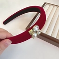 Detalle de diadema de terciopelo burdeos con pedrería vintage, perlas y dije dorado - Estilo de terciopelo rojo vino acolchado / Burdeos