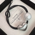 Elastico per capelli con cuore e perla dal design nero in una scatola per gioielli - Stile Cuore d'Argento (D-4601-2)