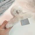 Detail der flauschigen Kunstfell-Haarklammer in Cremeweiß mit handgefertigtem Anhänger - Beige (17cm)