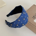 Dettaglio cerchietto in camoscio blu con borchie a stella in bronzo e rivetti metallici - Blu