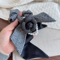 Elegante elastico per capelli pied de poule con camelia nera e ciondoli di perle - Pied De Poule Misto Nero (D-4815-1)