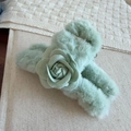 Detalle de pinza para el pelo de peluche verde menta con suave piel y flor de camelia - Verde