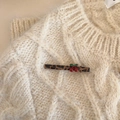 Fermaglio per capelli leopardato con ciliegie su un maglione di maglia beige - Clip a Becco d'Anatra Leopardata Ciliegia Rossa (D-5451-1)