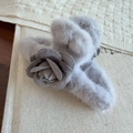 Vista detallada de una pinza para el pelo de peluche gris con flor de camelia de tela - Gris