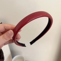 Nahaufnahme eines burgunderroten Retro-PU-Leder-Haarreifs mit Glanzfinish und Futter - Ancora Rot (2cm Breite)