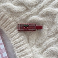 Detalle de la pinza de pelo de cereza con tela de cuadros sobre fondo de jersey de punto - Pinza Pico de Pato Cuadrada Cereza Rojo Vino