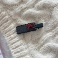 Detalle de pinza de pelo retro a cuadros con lazo rojo sobre fondo de punto - Pinza Pico de Pato Lazo Negro
