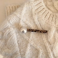 Fermaglio leopardato chic con maxi perla su sfondo in maglia intrecciata color crema - Clip a Becco d'Anatra Leopardata Perla-Davanti (D-5451-2)