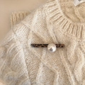 Fermaglio per capelli leopardato con grande perla bianca su sfondo in maglia beige - Clip a Becco d'Anatra Leopardata Perla-Dietro (D-5451-3)