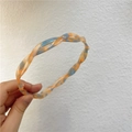 Dettaglio del cerchietto flessibile a spirale in acetato con texture marmorea blu e arancio - Texture Blu E Arancione (C-1184-2)