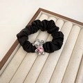 Dettaglio di elastico nero per capelli con ciondolo orso argento e cristallo rosa - Stile Orso (D-4703-1) / Nero