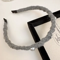 Gestricktes graues Stirnband mit Perlen und Strasssteinen für einen eleganten Herbstlook - Grau