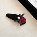 Elegante molletta con rosa di velluto rosso, fiocco di seta nero e perla preziosa - Fermaglio per capelli