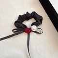 Elegante elastico per capelli con rosa di velluto rosso, perla grande e fiocco di nastro nero - Elastico per capelli