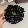 Primo piano dell'elastico per capelli gingham nero e grigio con bordi overlock a quattro strati - Quadri Nero Grigio