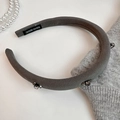 Detalle de diadema acolchada gris con cuentas de cristal y etiqueta hecha a mano - Gris