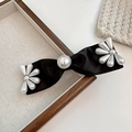 Dettaglio del fiocco in raso nero con perla centrale e decorazioni floreali di perle - Fermaglio a Molla in Raso Nero