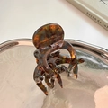 Détail d'une pince à cheveux en acétate écaille avec logo France Handmade doré gravé - Léopard coloré