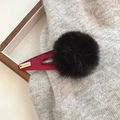 Detail der flauschigen schwarzen Bommel-Haarklammer mit bordeauxrotem Cordbezug - Schwarzer Ball Burgunder Clip
