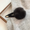 Detailansicht der schwarzen Plüsch-Haarklammer mit goldenem Handmade-Metallanhänger - Schwarzer Ball Schwarzer Clip