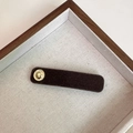 Minimalistische braune beflockte Haarspange mit goldenem Metallknopf im Display - Grauer Metallstil (D-4641-1)