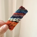 Detalle de la pinza BB de punto colorido hecha a mano con textura suave y estilo retro - Patchwork Multicolor (D-4778-1)