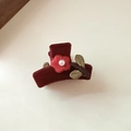 Detalle de pinza para el pelo de terciopelo burdeos con flores bordadas y perla - Rojo