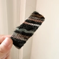 Detalle de una pinza para el cabello de felpa suave con coloridos patrones de ondas - Patrón de Ondas Negro Rosa (D-4778-2)