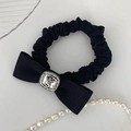 Dettaglio di scrunchie nero increspato con fiocco e fibbia in metallo argento corona numero 5 - Nero Con Fibbia a Numeri Argentati (D-4698)
