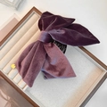 Pinza per capelli a fiocco in velluto viola scuro con ciondolo dorato su vassoio - Viola