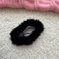 Barrette à cheveux en peluche noire avec clip BB sur fond textile doux blanc et rose - Noir