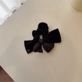 Gros plan sur chouchou en velours à nœud avec boucle en métal rose dorée sur blanc - Grand Nœud Papillon Velours Noir Scrunchie