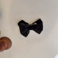 Détail de la barrette en velours noir avec paillettes et fermoir à ressort argenté - Paillette Plaid Nœud Velours Noir Barrette (A-3316-2)