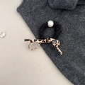 Elastico per capelli con fiocco leopardato e perla grande su sfondo elegante - Caffè Chiaro