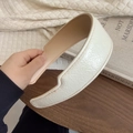 Detail eines weißen geknoteten PU-Leder-Haarbands mit strukturierter Oberfläche - Weiß