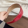 Detail eines roten geknoteten PU-Leder-Haarreifens mit Faltenstruktur und Innenfutter - Rot