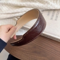 Minimalistisches breites PU Leder Stirnband mit Knoten und orangefarbener Naht für Damen - Braun