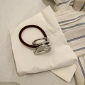 Minimalistisches Haargummi mit unregelmäßigem silbernem Metallring auf weißem Stoff - Silber Unregelmäßig Design (D-5474-4)