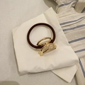 Minimalistischer Haargummi mit eckiger, hämmerter Metallschnalle und braunem Gummiband - Gold Gehämmert Design (D-5474-3)