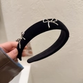 Eleganter breiter schwarzer Samt-Haarreif mit silbernen Schleifen-Akzenten in der Hand - Silberne Schleife (D-5467-1)