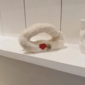 Haarklammer aus Kunstpelz in Cremeweiß mit rotem Herz und goldener Kamelienblüte - Herz Kamelien Stil / Beige