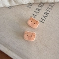 Zwei niedliche rosa Harz-Mini-Schweinchen-Clips für Haarschmuck auf beigem Grund - Schwein (B-2183-5) / Rosa Schwein