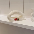 Eleganter weißer Plüsch-Haarclip mit rotem Herz und goldener Kamelienblüte-Verzierung - Herz Kamelien Stil / Weiß