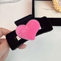 Rosafarbener Samtherz-Haarclip auf schwarzem Rahmen für elegante Frisuren - Dunkelrosa