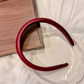 Detail of burgundy satin padded headband featuring a handmade label on the inner side - Fine Style / Burgundy