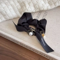 Elegante elastico in raso nero con fiore di camelia e ciondoli di perle sul nastro - Nero