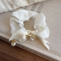 Scrunchie in raso crema stile francese con nastro fiore di perla e ciondolo chic - Bianco Sporco