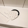 Détail d'élastique à cheveux en acétate crème avec strass colorés sur une carte blanche - Élastique Cheveux Carré Blanc Cassé Coloré