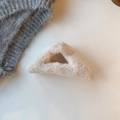 Nahaufnahme der weichen Plüsch-Haarklammer in Dreiecksform in Beige für den Winter - Aprikose