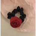 Vintage-Haargummi mit roter Satinrose, Lagen aus Stoff und schwarzem Seiden-Gummiband - Dunkelrote Rose